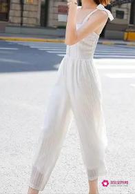 吊带连体阔腿裤怎么搭配上衣