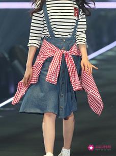 吊带连体阔腿裤怎么搭配上衣