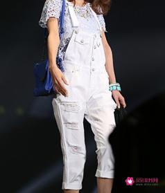 吊带连体阔腿裤怎么搭配上衣