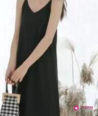 黑色连衣裙搭配