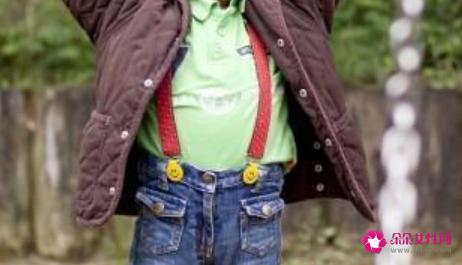 背带牛仔裤搭配什么上衣好看