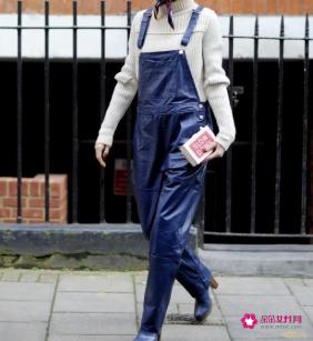 背带牛仔裤搭配什么上衣好看