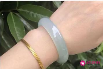 戴手镯的正确方法