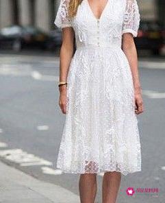 蕾丝连衣裙怎么搭配