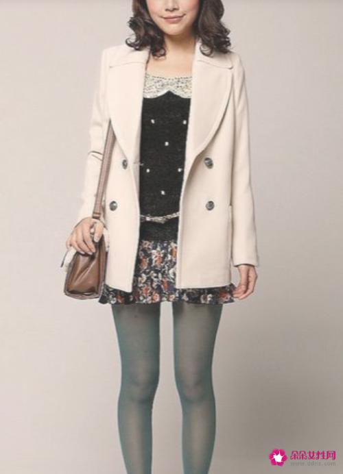 米色的外套要怎么搭配好看