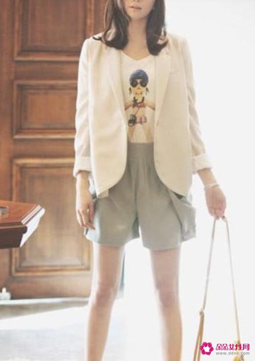 米色的外套要怎么搭配好看