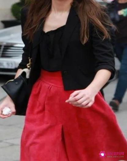 红裙子搭配什么外套