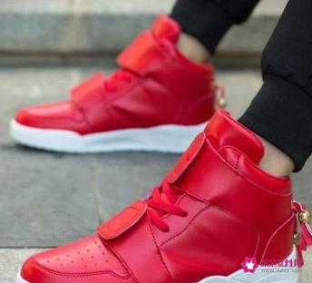 高帮鞋搭配什么衣服