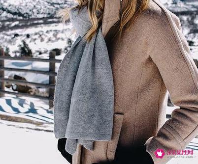 驼色大衣配什么颜色围巾好看