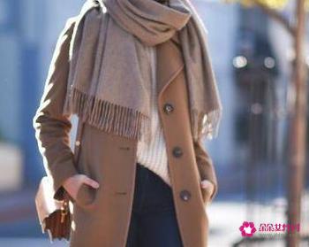 驼色大衣配什么颜色围巾好看