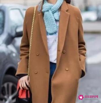 驼色大衣配什么颜色围巾好看