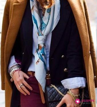 驼色大衣配什么颜色围巾好看