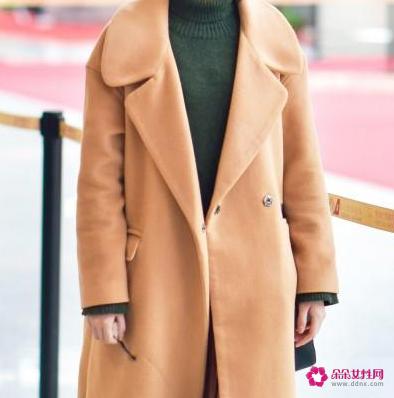 驼色大衣配什么颜色围巾好看