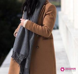 驼色大衣配什么颜色围巾好看