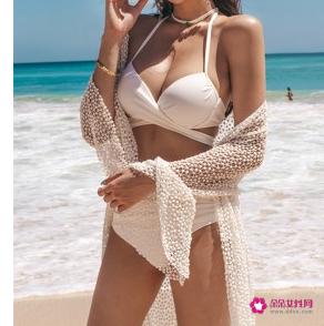 去海边玩穿什么衣服合适