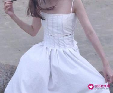 去海边玩穿什么衣服合适