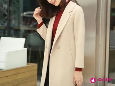 米色外套内搭什么颜色好看