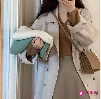 米色外套内搭什么颜色好看