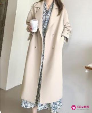 米色外套内搭什么颜色好看