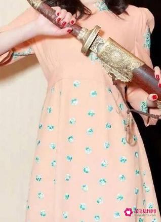 穿什么颜色的衣服显白 女生