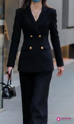 穿什么颜色的衣服显白 女生