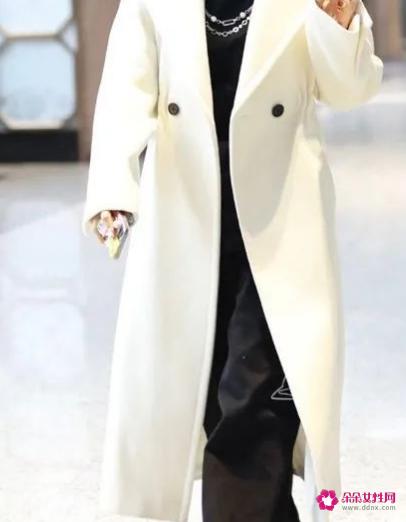 米色外套搭什么颜色