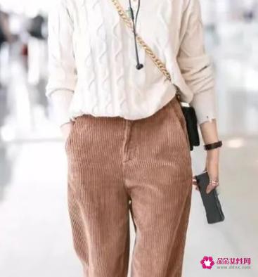 米色外套搭什么颜色