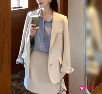 米色外套搭什么颜色