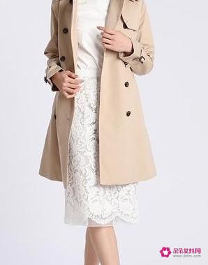 米色外套搭什么颜色