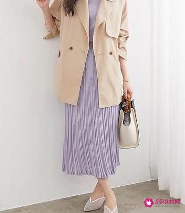 米色外套搭什么颜色