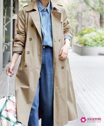 米色外套搭什么颜色