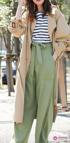 米色外套搭什么颜色