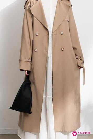 米色外套搭什么颜色