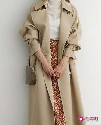 米色外套搭什么颜色