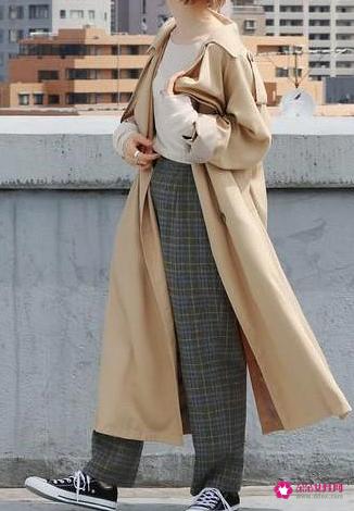 米色外套搭什么颜色