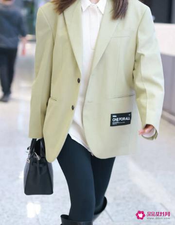 米色外套搭什么颜色