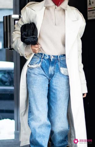 米色外套搭什么颜色