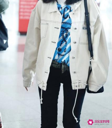 米色外套搭什么颜色