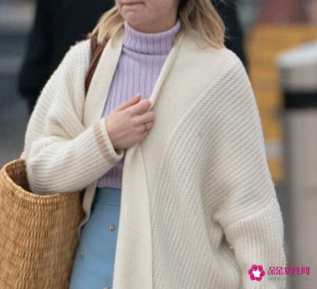 米色外套搭什么颜色