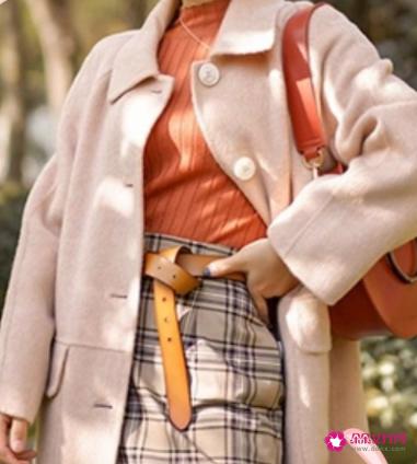 米色外套搭配什么内搭好看