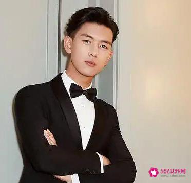 适合西装的发型男