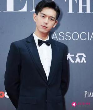 适合西装的发型男