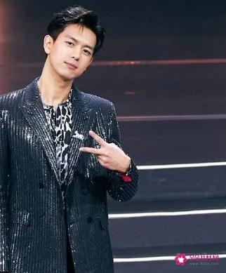 适合西装的发型男