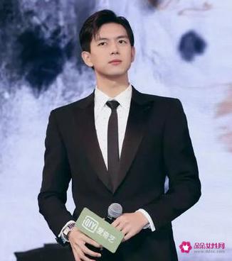 适合西装的发型男