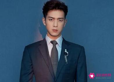 适合西装的发型男