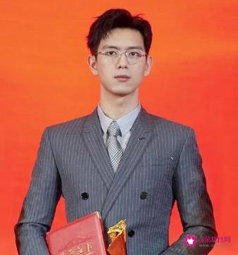 适合西装的发型男