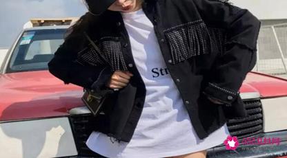 女生挑牛仔外套怎能避撞衫