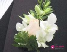 婚礼胸花的正确戴法
