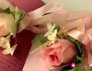 婚礼胸花的正确戴法