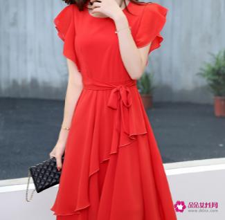 什么颜色的衣服穿着显白夏天